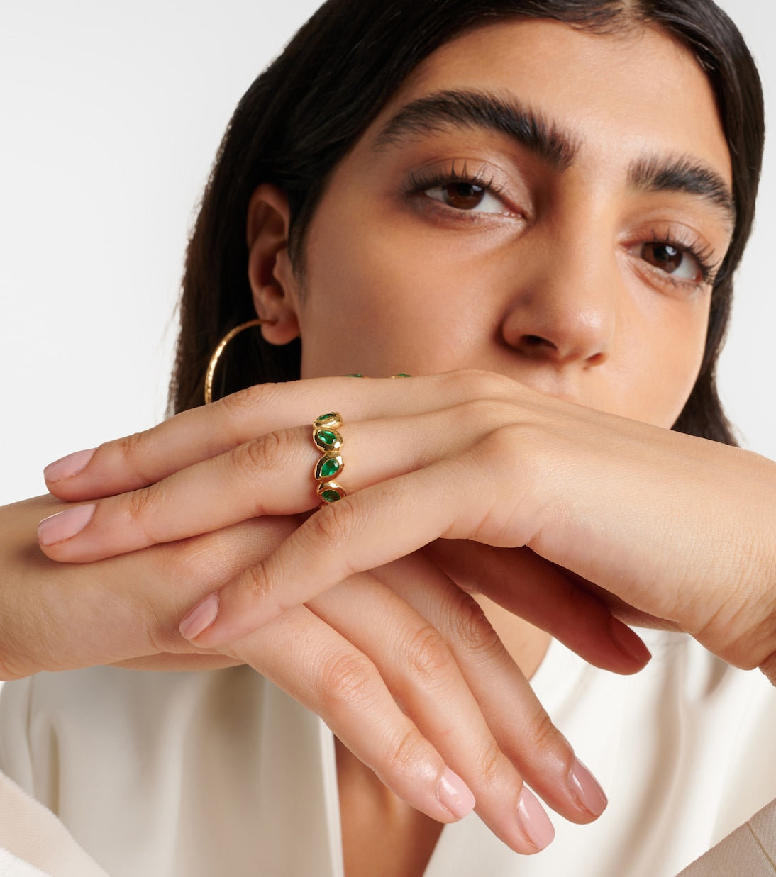 Octavia Elizabeth - Nesting Gem 18kt gold eternity ring with emeralds