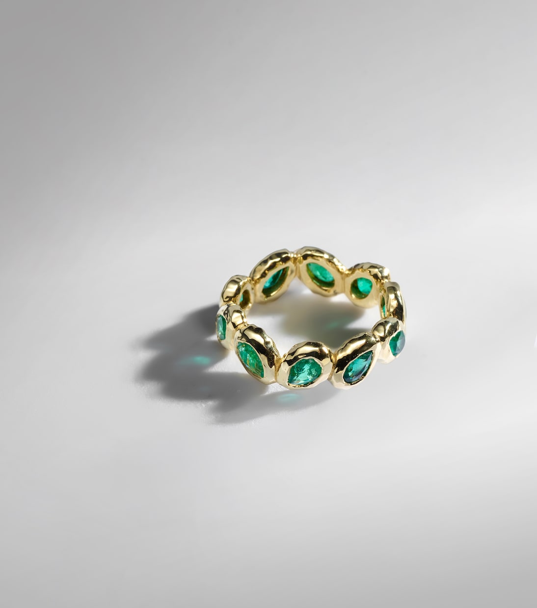 Octavia Elizabeth - Nesting Gem 18kt gold eternity ring with emeralds