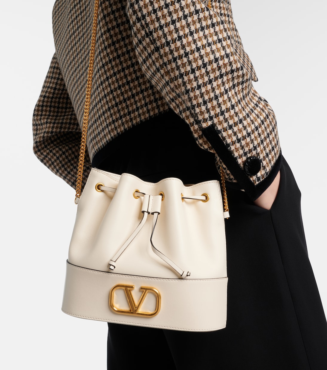 Valentino Garavani - VLogo Signature Small leather bucket bag