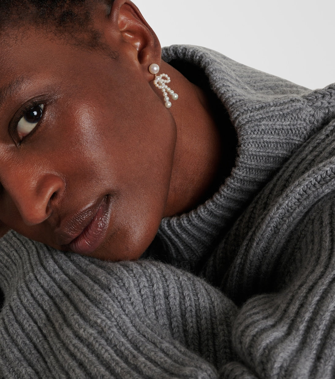 Sophie Bille Brahe - Bow 14kt gold drop earrings with freshwater pearls