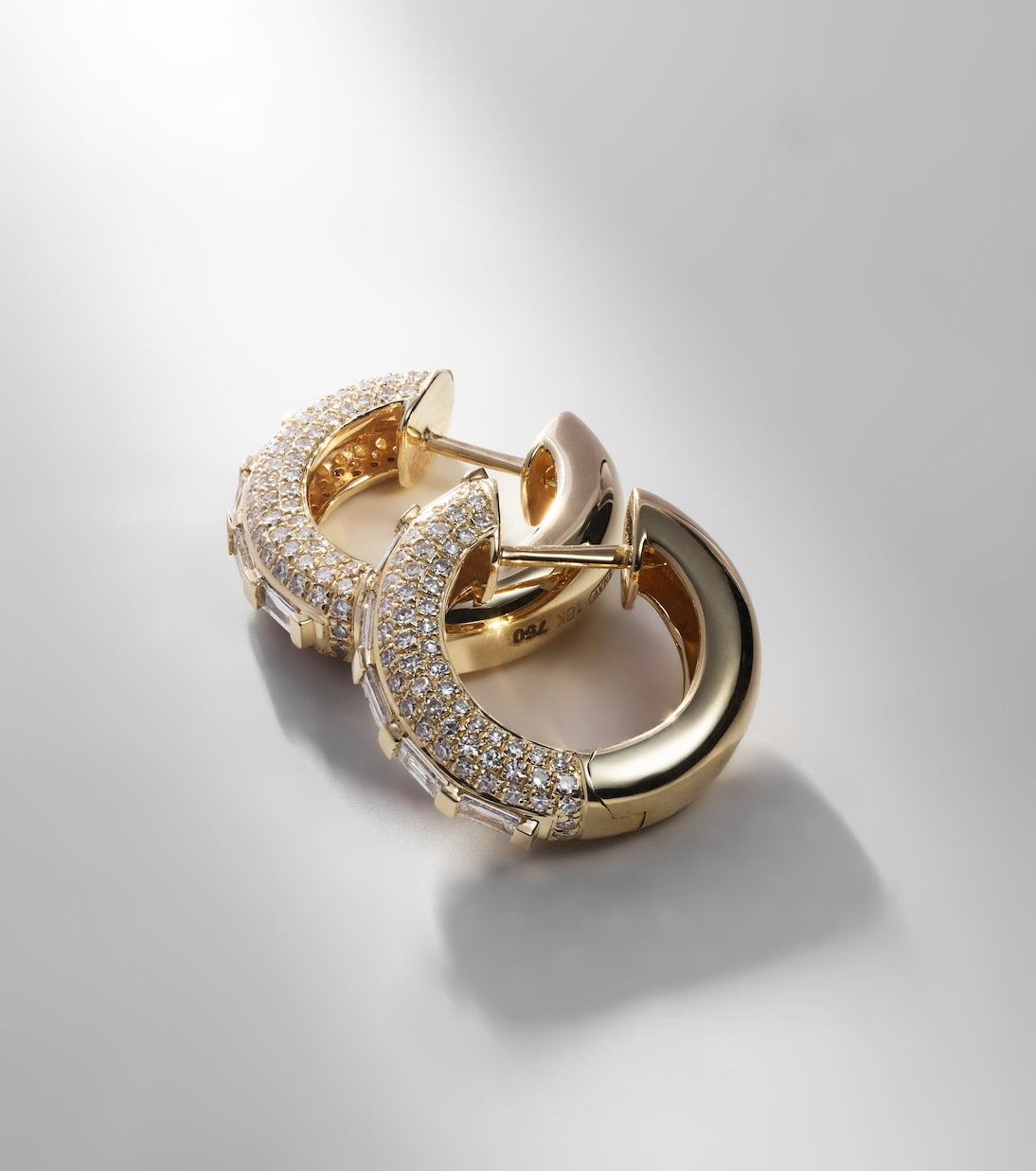 Shay Jewelry - 18kt gold hoop earrings with diamonds
