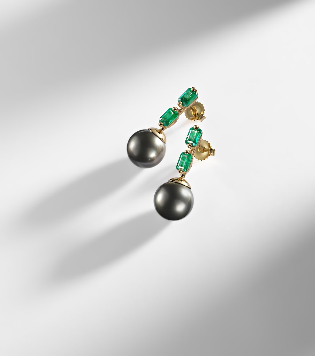 Suzanne Kalan - 18kt gold drop earrings with pearls and emeralds