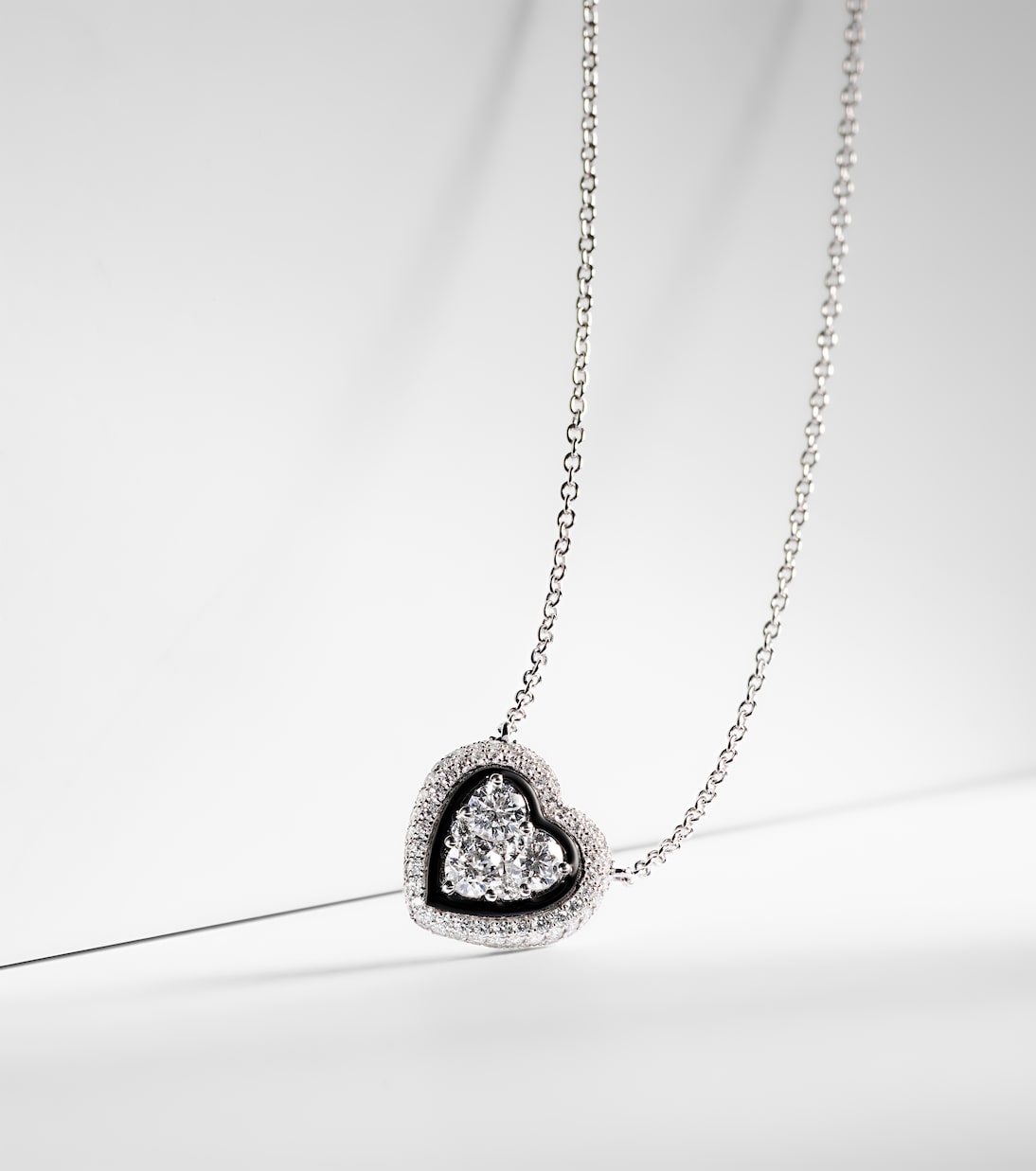 Kamyen - Heart 18kt white gold pendant necklace with diamonds