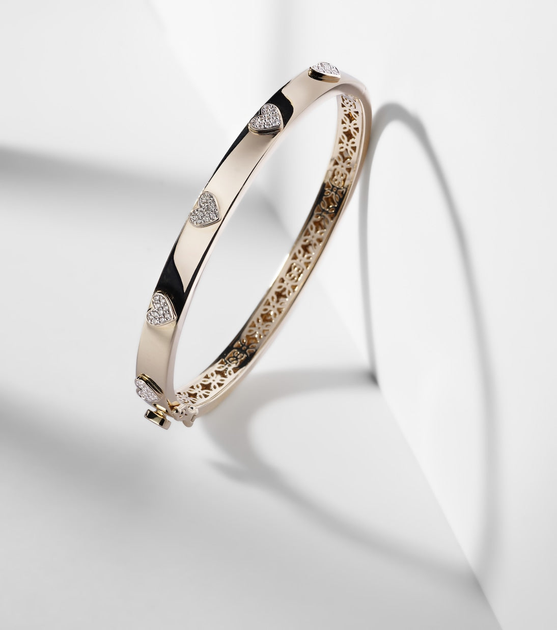 Sydney Evan - Heart 14kt gold bangle with diamonds
