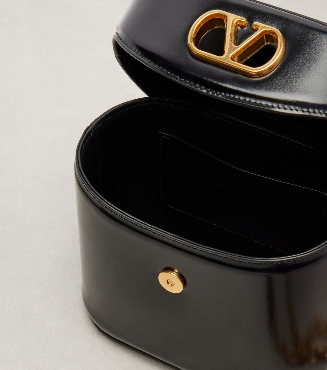 Valentino Garavani - Vain VLogo leather vanity bag
