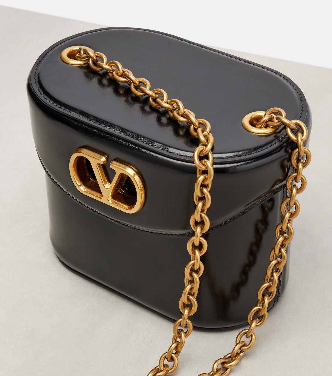 Valentino Garavani - Vain VLogo leather vanity bag