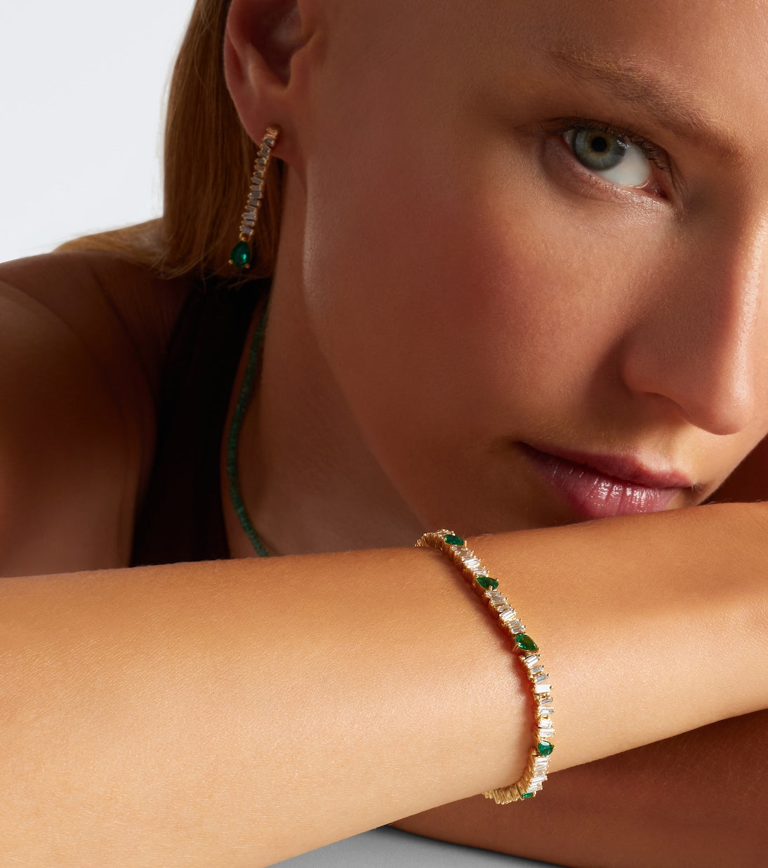 Suzanne Kalan - 18kt gold tennis bracelet with diamonds and emeralds
