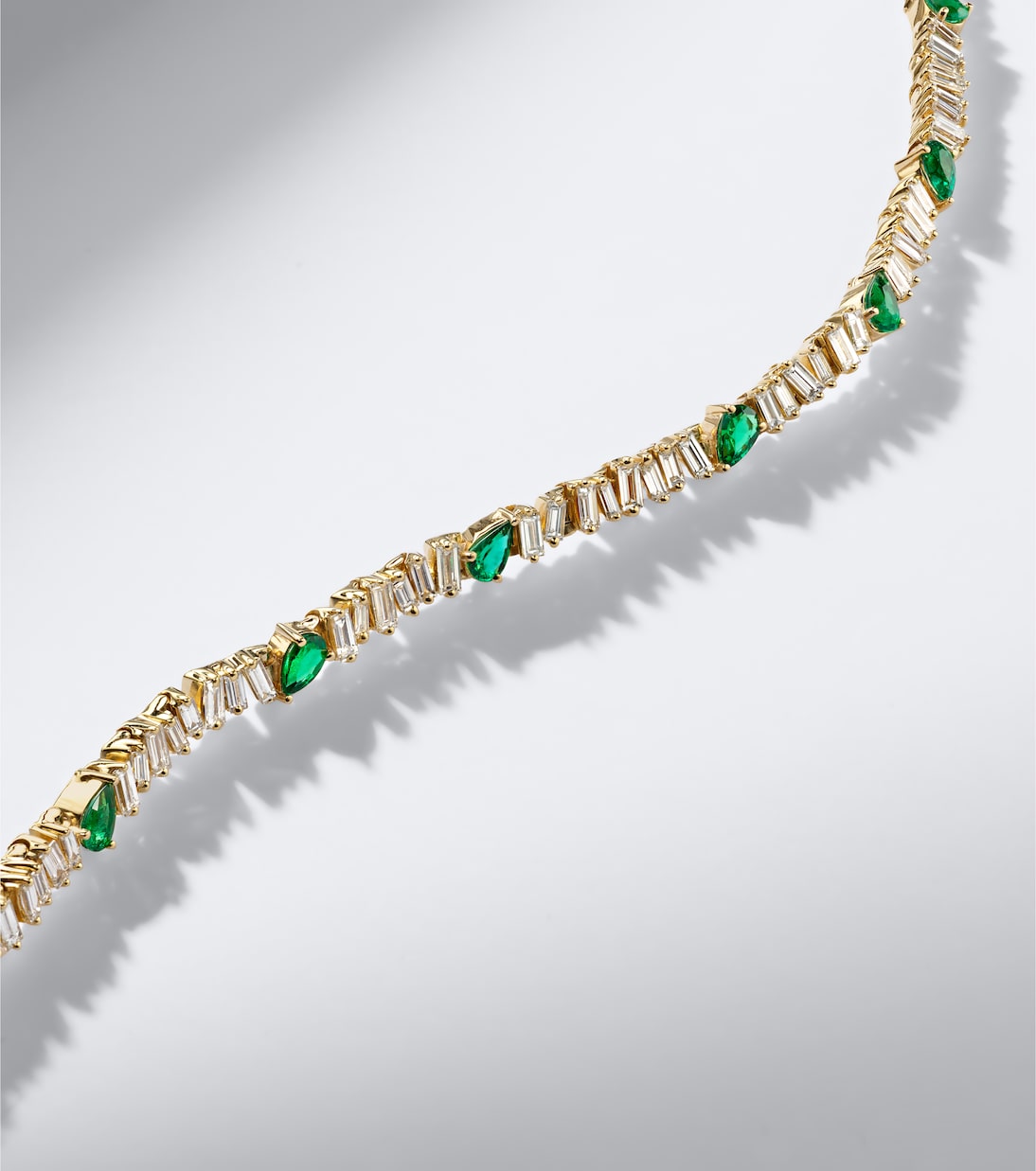 Suzanne Kalan - 18kt gold tennis bracelet with diamonds and emeralds