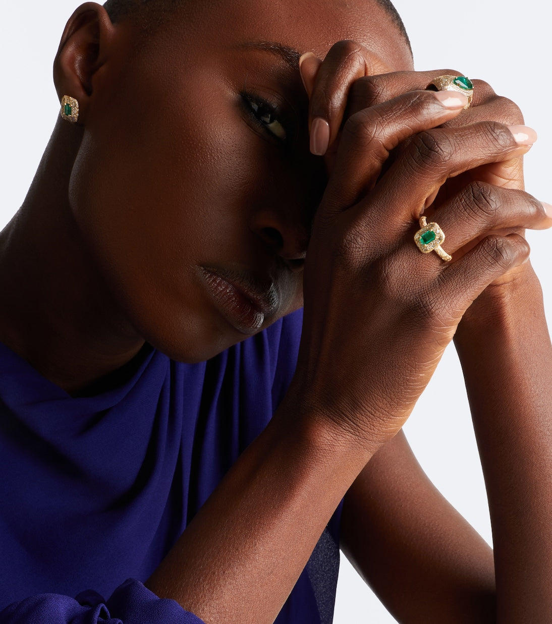 Suzanne Kalan - Halo Portrait 18kt gold ring with diamonds and emerald