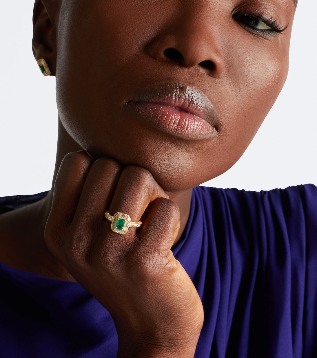 Suzanne Kalan - Halo Portrait 18kt gold ring with diamonds and emerald