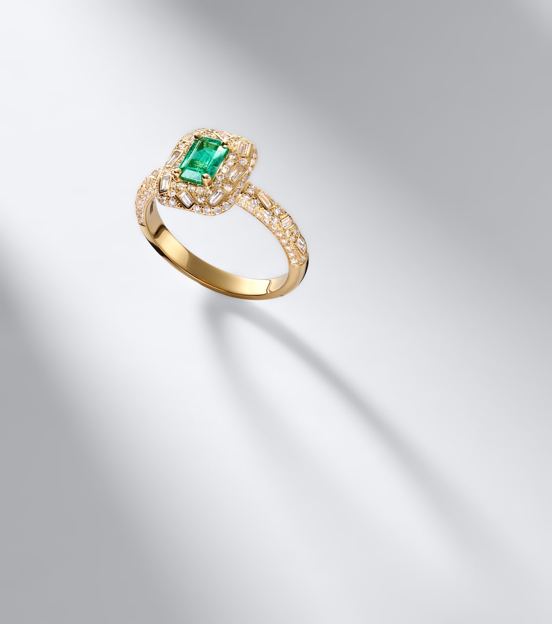 Suzanne Kalan - Halo Portrait 18kt gold ring with diamonds and emerald