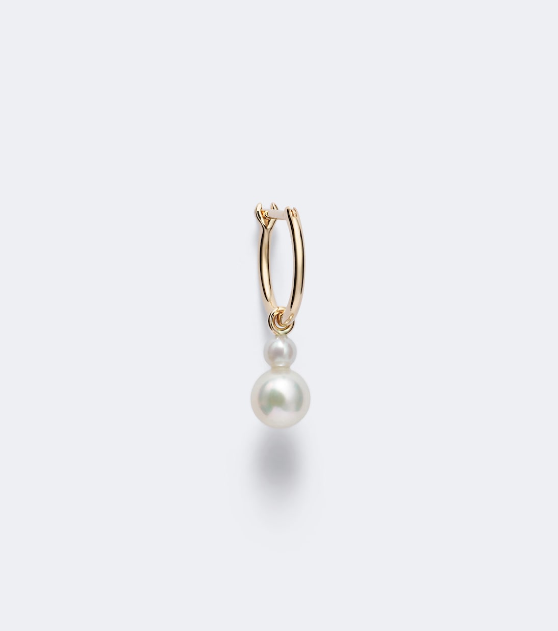 Sophie Bille Brahe - 14kt gold single hoop earring with freshwater pearls