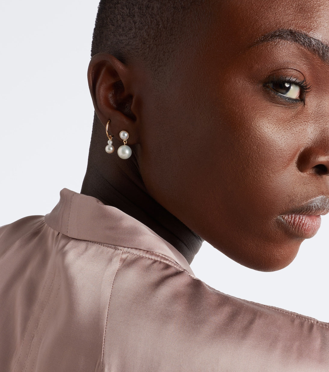 Sophie Bille Brahe - 14kt gold single hoop earring with freshwater pearls